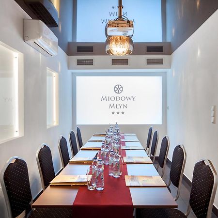 Hotel Miodowy Mlyn オパトゥフ エクステリア 写真