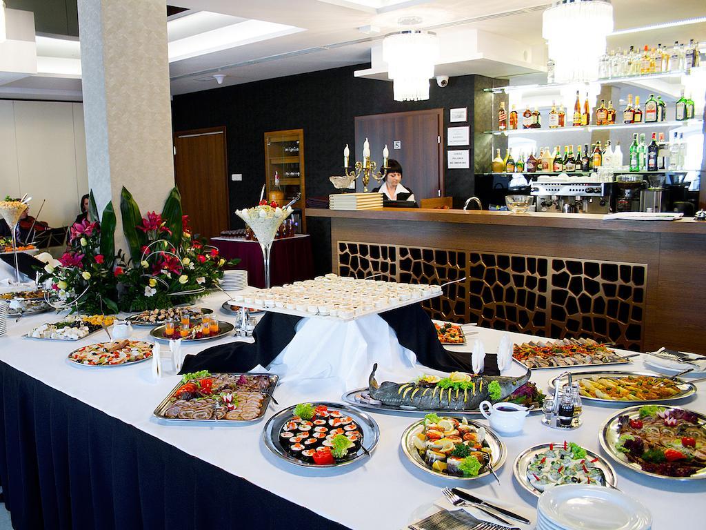 Hotel Miodowy Mlyn オパトゥフ エクステリア 写真